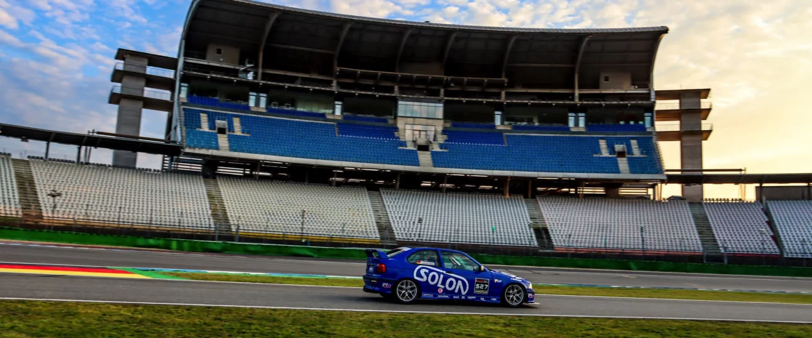 Lennart Wolf im BMW 318ti Solon vor der Tribüne auf dem Nürburgring